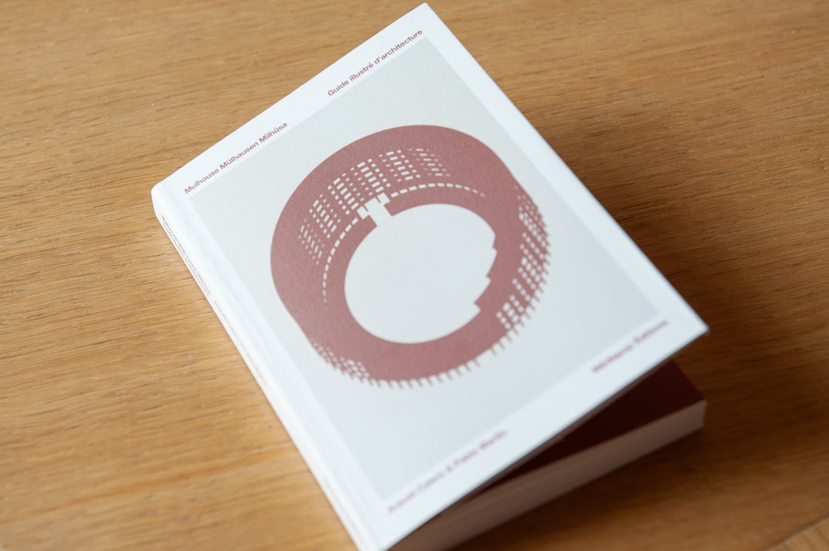 Comptant 200 pages, l'ouvrage présente 50 bâtiments mulhousiens. 