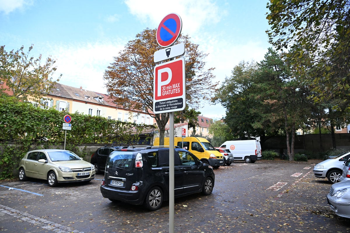 À l'image de celle de la rue Oberkampf, plusieurs zones de stationnement à rotation rapide, gratuites 30mn, ont été mises en place.