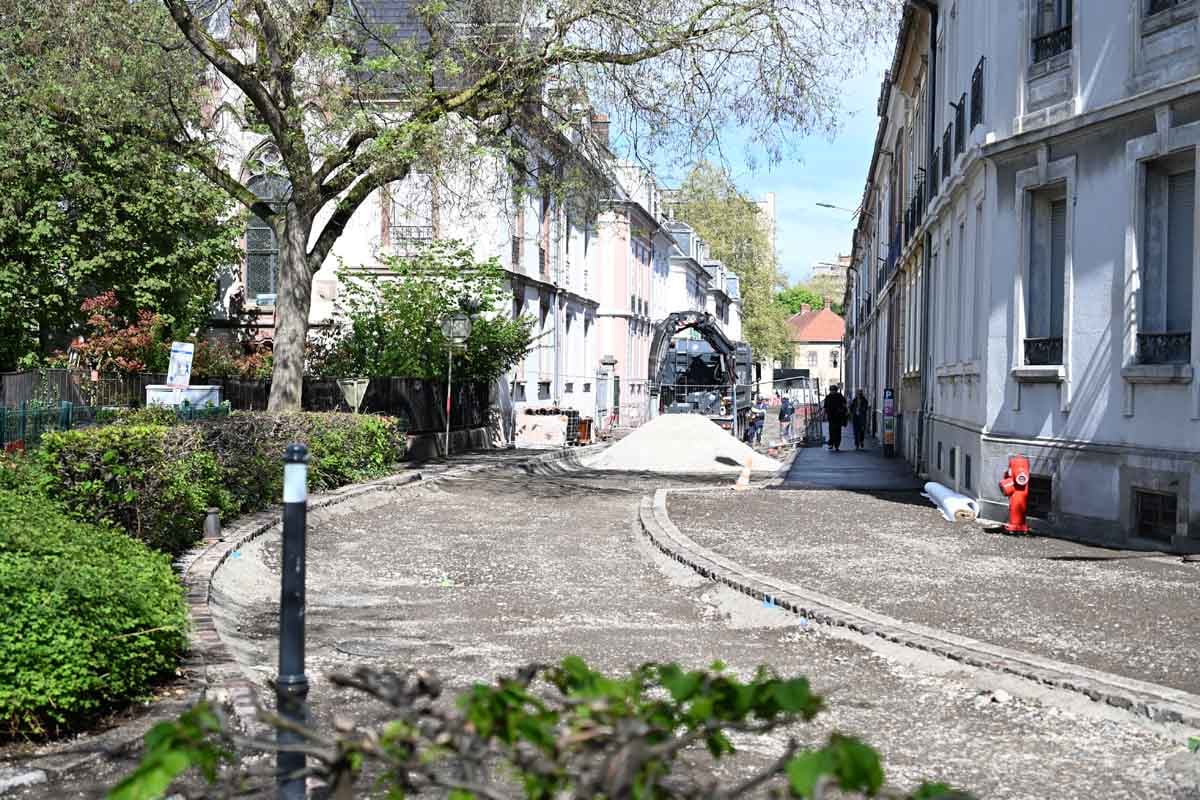 La rue de l'Industrie fait actuellement l'objet d'une réfection en profondeur.