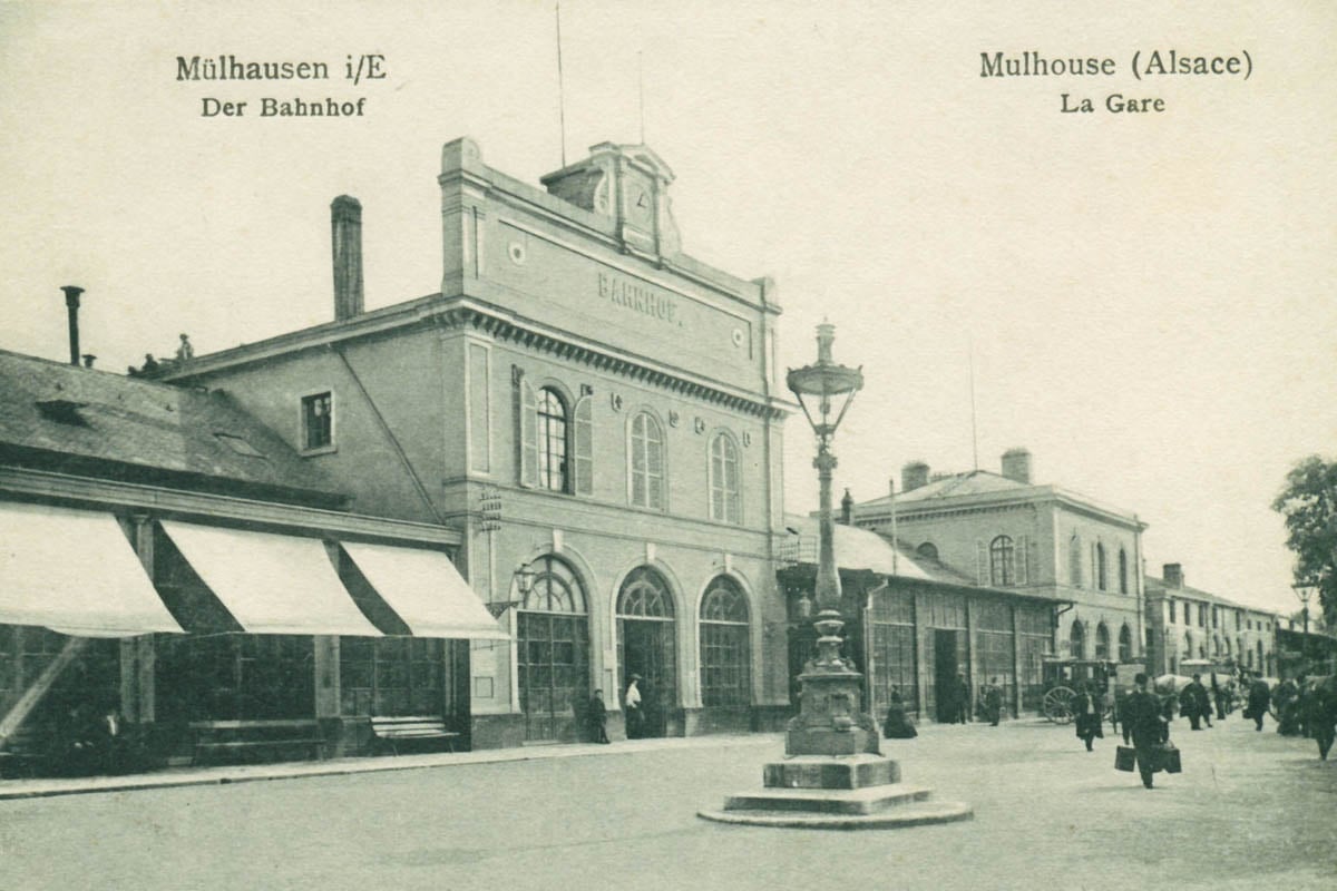 Carte postale montrant l’ancienne gare, avant sa reconstruction de 1928. 