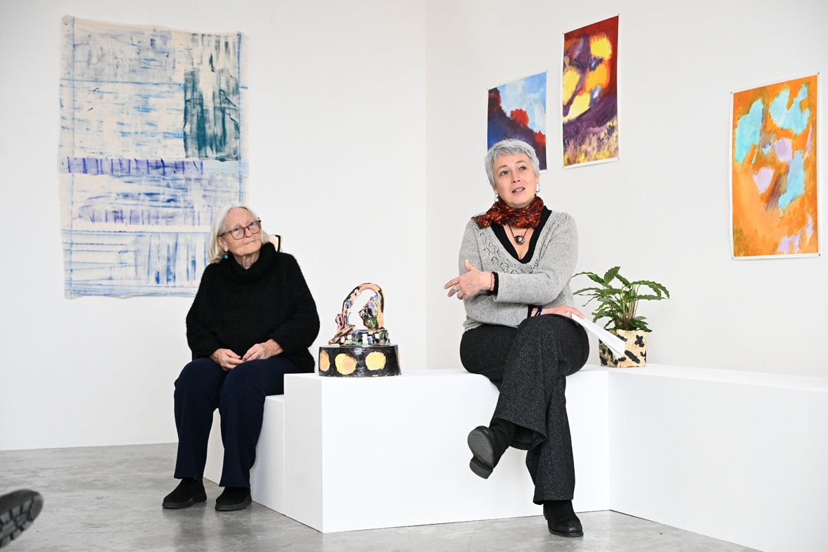Comme Christiane Fath et Sandrine Wymann, les visiteurs peuvent s'installer sur les socles d'exposition.