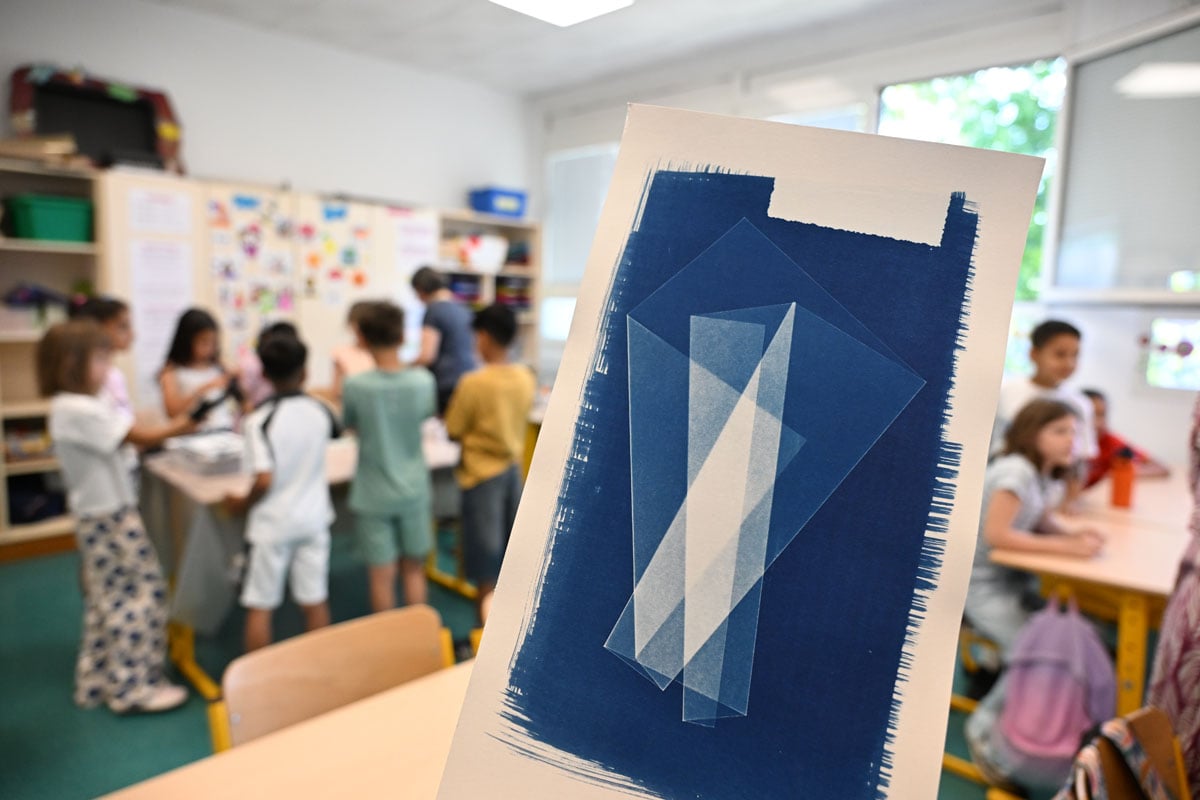 Photographie : des écoliers découvrent la technique du cyanotype