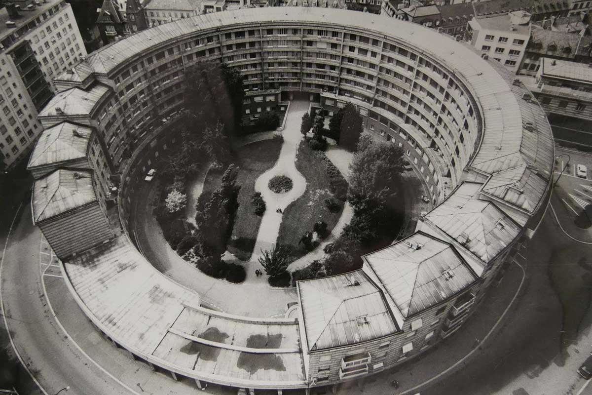 Le bâtiment annulaire n’a pas fini de faire tourner les têtes