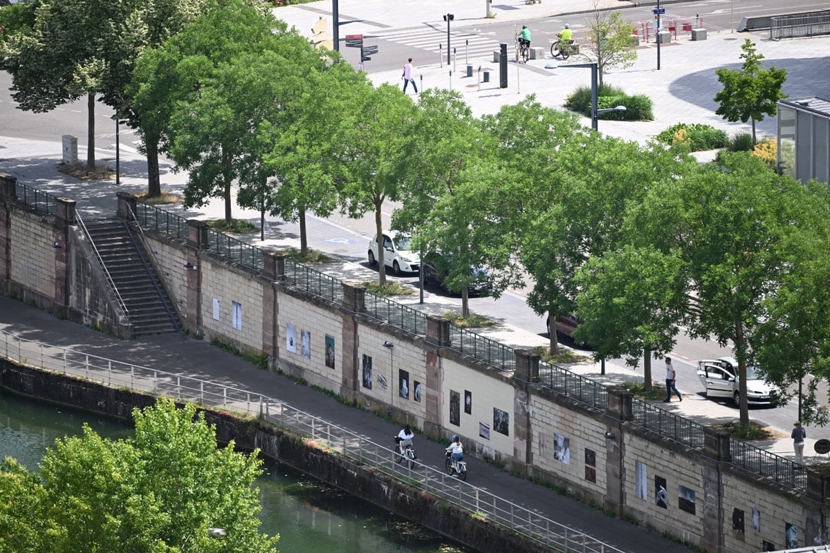Le long du canal du Rhône au Rhin, à deux pas de la gare de Mulhouse, les étudiants des écoles d'art du Grand Est exposent leurs clichés.