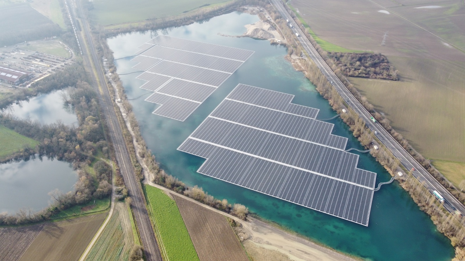 Centrale photovoltaïque flottante : une gravière reconvertie en parc solaire