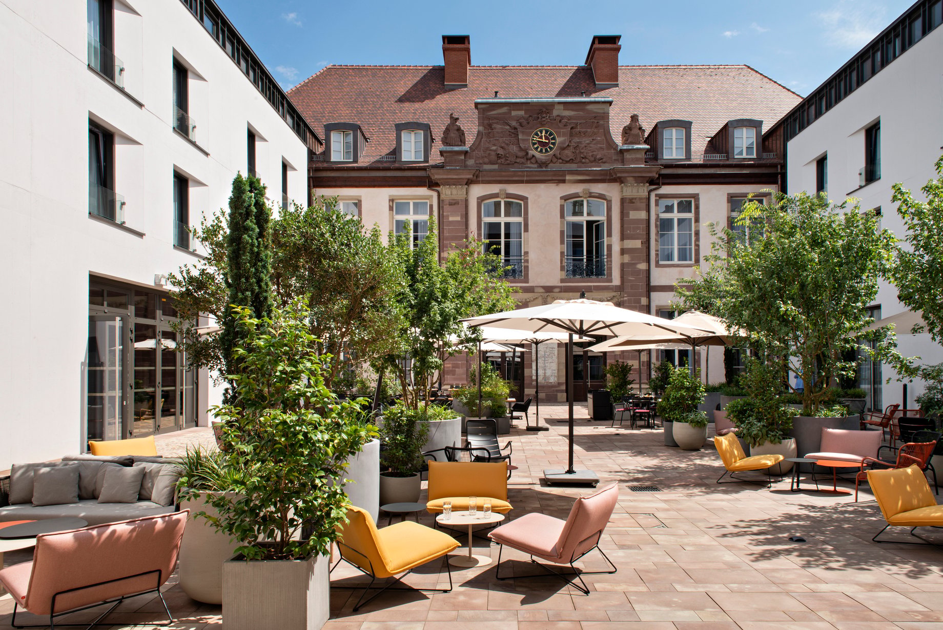 HÔTEL LEONOR : The place to live