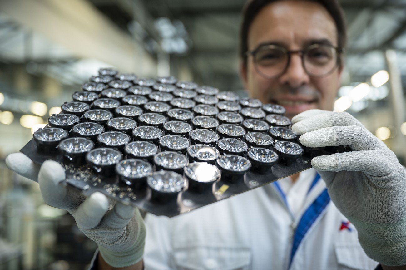 Asteelflash Est : champion discret de l'électronique