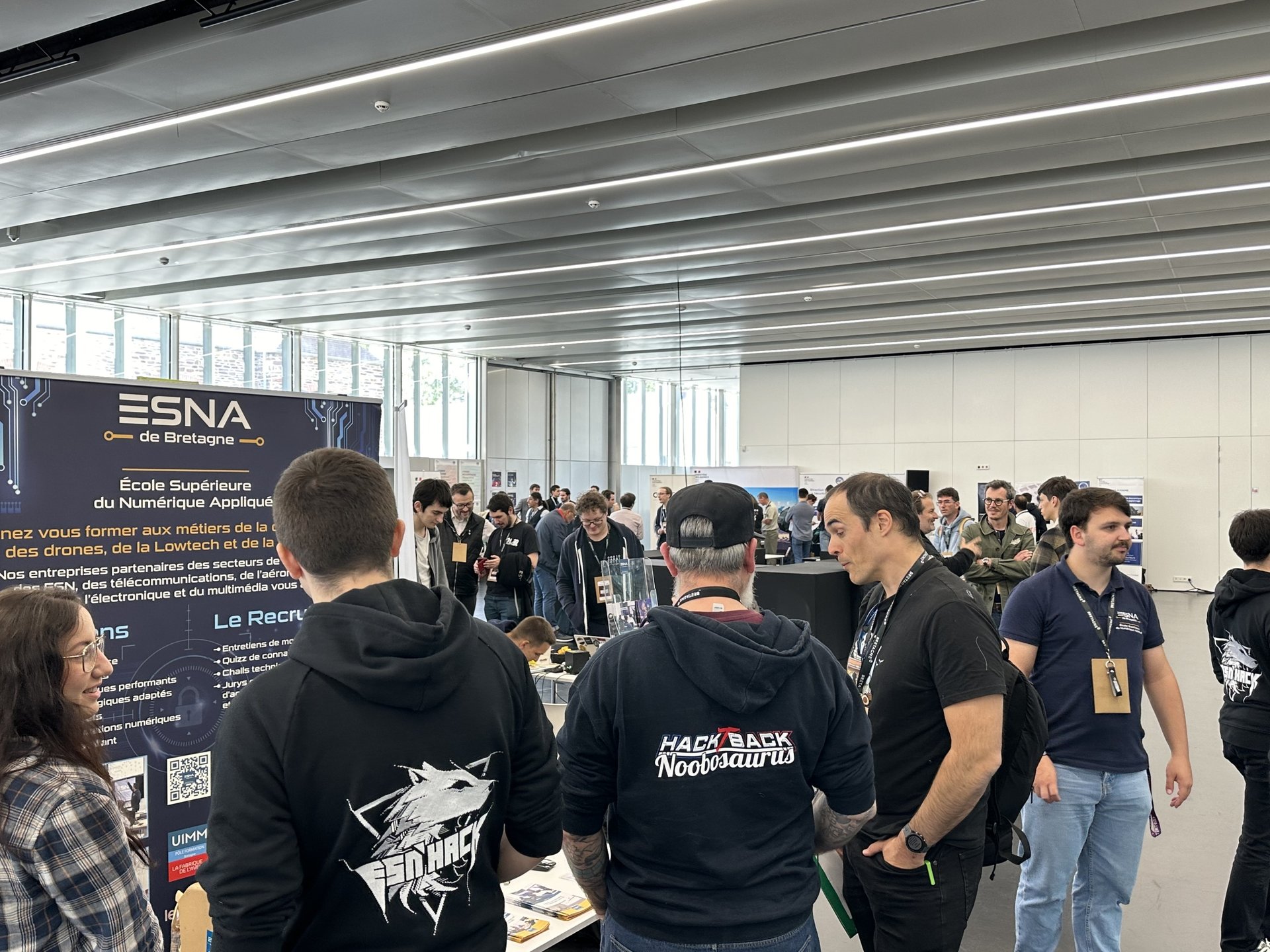 Les visiteurs s'arrêtent sur les stands du salon à l'occasion du Breizh CTF