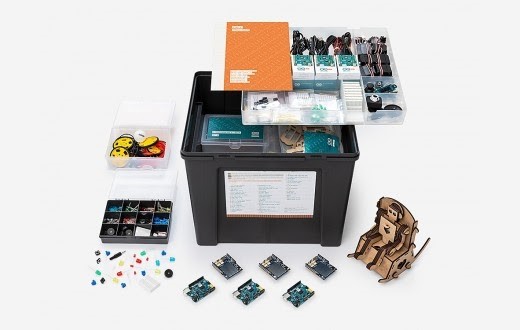 Arduino propose un cursus d’informatique physique pour les classes primaires et secondaires intitulé “Creative Technologies in the Classroom” (CTC). Une manière ludique d’initier des élèves aux bases de la programmation, de l’électronique et de la mécanique. Intel a d’ailleurs contribué à l’amélioration du CTC (cf. Genuino 101) et souhaite le déployer dans les écoles du monde entier.
