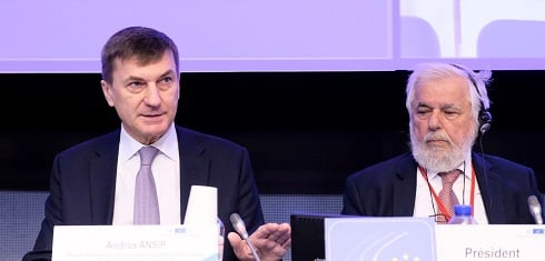 IA : l’Europe vise l'investissement et l’éthique