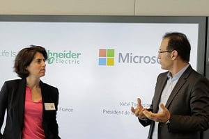 Mikkel Svane, à droite, lors de l’annonce de son entrée à Station F au printemps dernier, en présence de Xavier Niel et Roxane Varza (Station F) ; Nicolas Raspal et Rachel Delacour (les cofondateurs de BIME Analytics). Photo : Station F