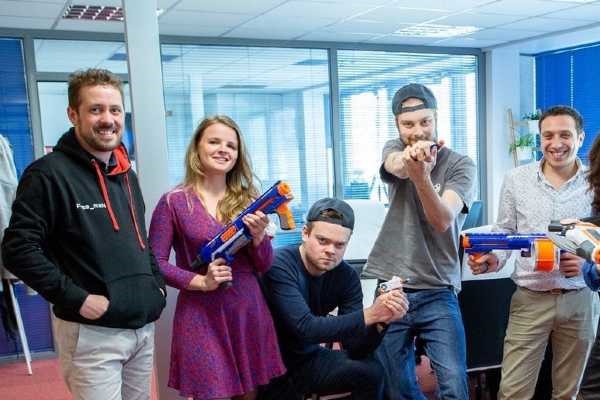 Des membres de l'équipe de YesWeHack avec Guillaume Vassault-HouliÚre, CEO et cofondateur à gauche.