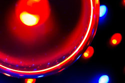Hal 9000 réimaginé par le photographe Nikk. / L’intelligence artificielle présente dans le film de Stanley Kubrick “2001 : l’Odyssée de l’espace” a largement influencé les assistants vocaux intelligents que nous connaissons aujourd’hui comme Siri d’Apple, Alexa d’Amazon, Cortana de Microsoft...