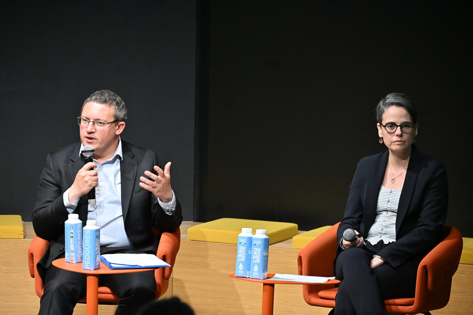 Vincent Strubel, directeur général de l'ANSSI et Chloé Chabanol, sous-directrice opérations, présentent à l'assemblée les points sensibles à consolider en terme de cybersécurité