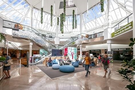 Centre Commercial Orléans, Place d'Arc, intégralement rénové en 2018, crédit Shoootin