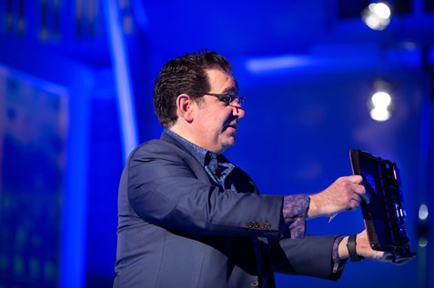 Kevin Mitnick animant une conférence à la Cyber Incursion de 2018 à Londres.