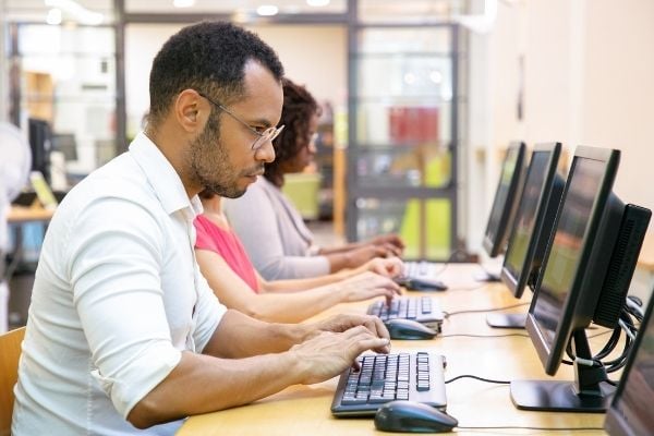 [Chronique] Mereos, Examity et Kryterion : qui sont les leaders de la surveillance d’examens en ligne ?
