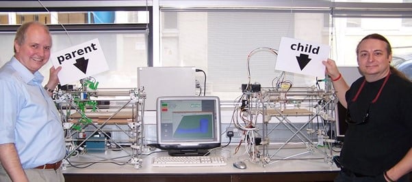 Tout le plastique de la machine de droite a été imprimé par la machine de gauche. Adrian Bowyer (à gauche) et Vik Olliver (à droite) sont des membres du projet RepRap.