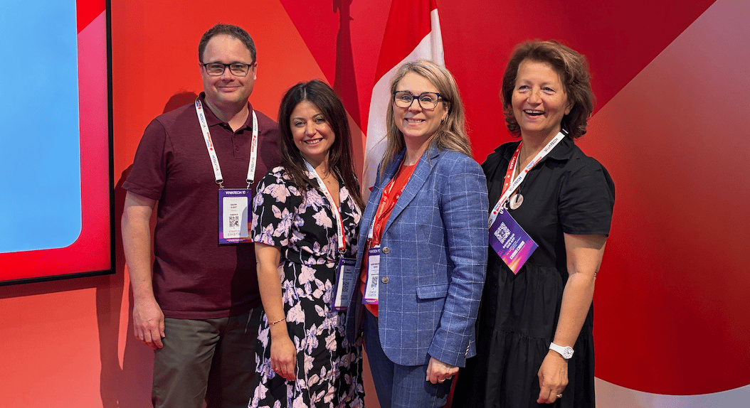 Simon Audet, président d'Omerlo, Gacia Kazandjian, présidente de la Chambre de commerce France-Canada (CCFC), Marie-Françoise Hervieu, vice-présidente exécutive et associée, deRabane et vice-présidente de la CCFC et Caroline Garnier, directrice de la CCFC, sur le pavillon du Canada/Scale AI lors du lancement de la nouvelle plateforme à Vivatech.